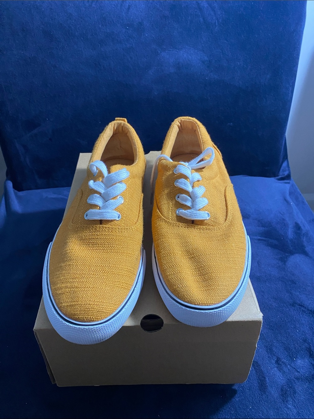 Universal Thread Yellow Canvas Sneakers with White Soles and Laces, size 9
